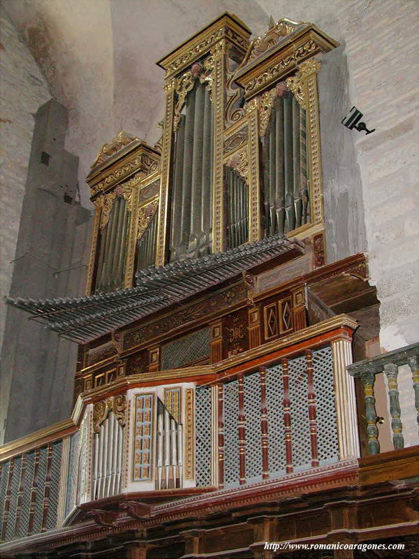 ÓRGANO, A LOS PIES DEL TEMPLO.